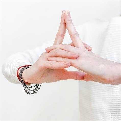 Practicing it, altered heart is reassuring in a remarkable way and disappear (for example, feeling of fullness or spasms) internal tensions related to digestion. . Matangi mudra